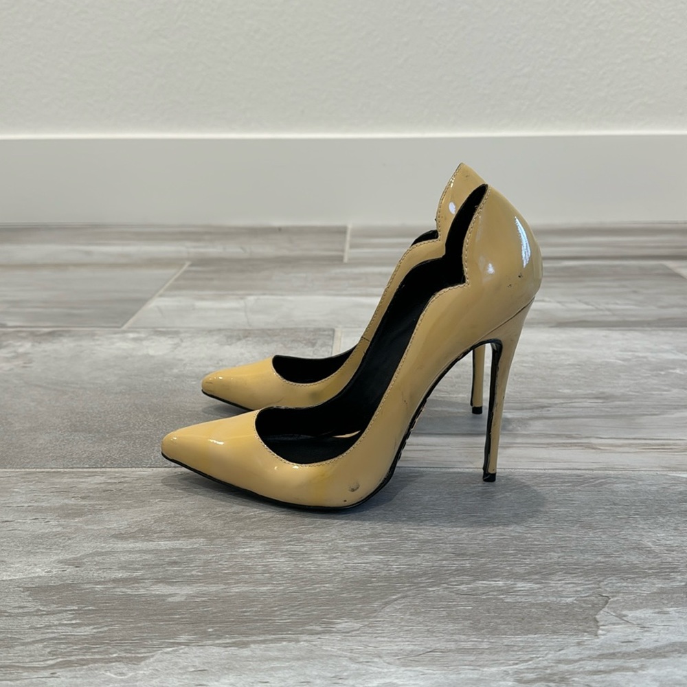 Women’s, Size 7.5, Stiletto Heels, Cream Color.